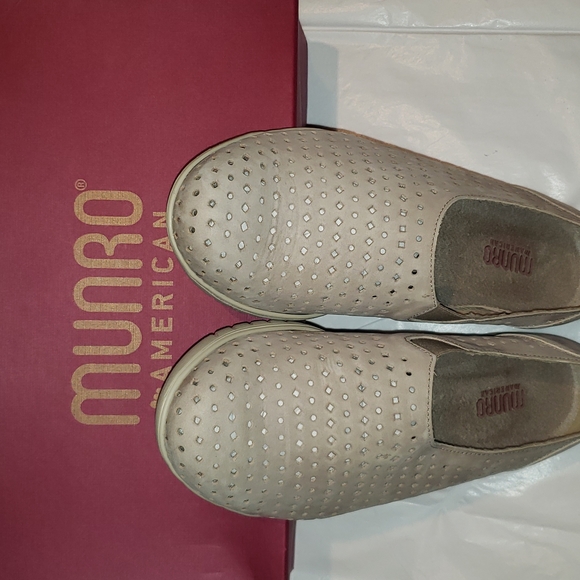 Munro New SKIPPER Nubuck Perforated Sneakers Shoe Comfort Wedge Flats Women's 9W - Picture 13 of 17